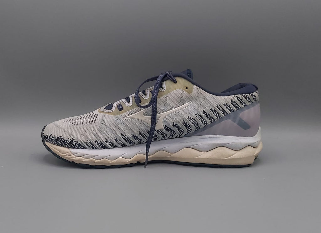 Mizuno Wave Sky Runner shoes, US 11 UK 8.5 EUR 42.5, excellent condition cushioned running footwear.