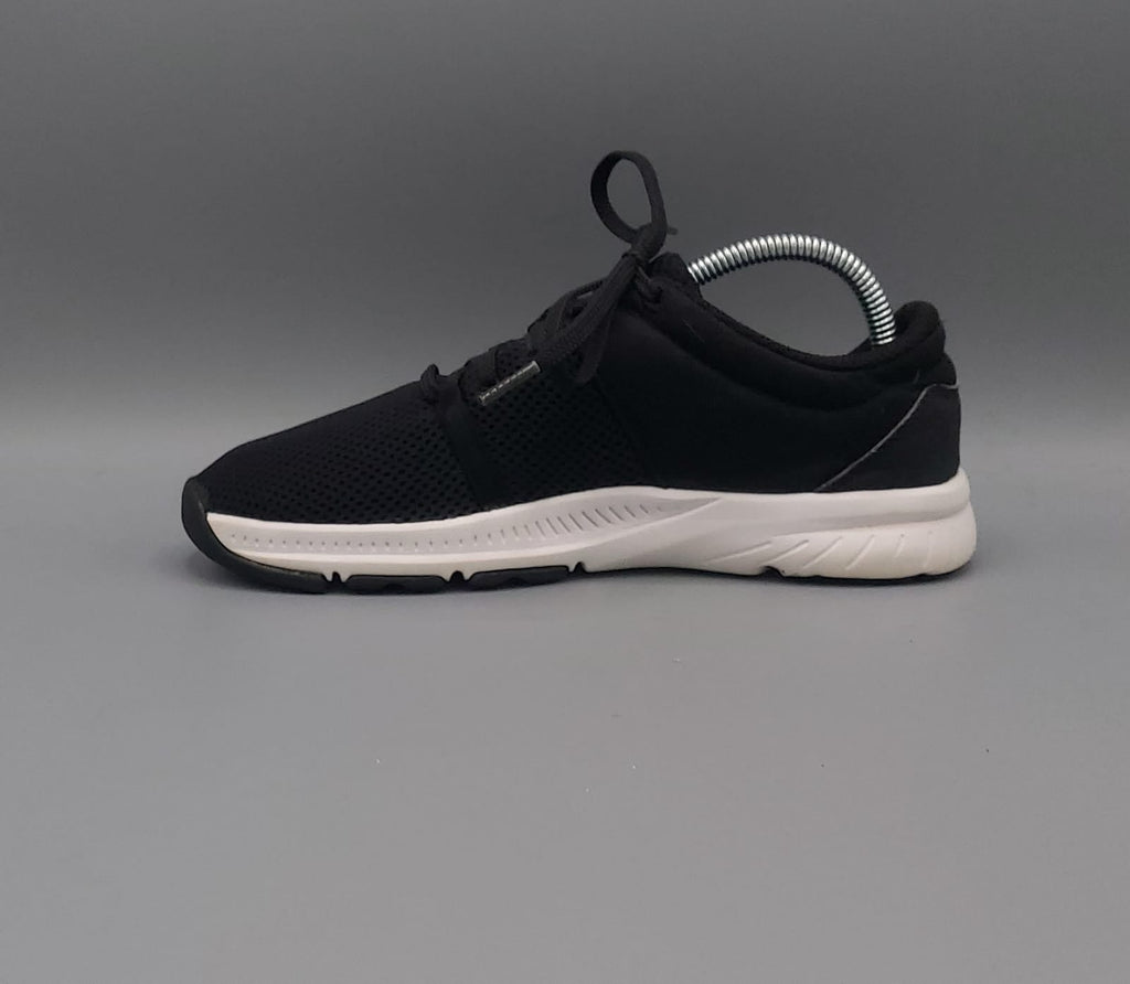 Domyos women’s fitness shoes, LB1508, excellent condition lightweight workout footwear.