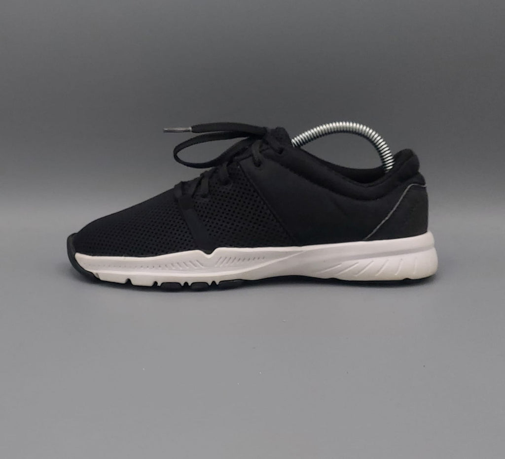Domyos women’s fitness shoes, LB1508, excellent condition lightweight workout footwear.