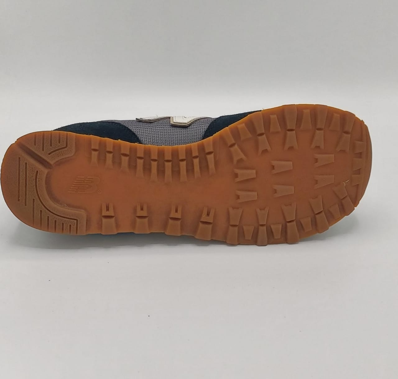 New Balance 501 sneakers, US 9 UK 8.5, premium condition classic retro casual footwear.