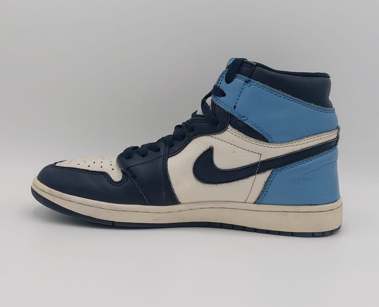 Nike Air sneakers, US 8.5 UK 7.5 EUR 42, good condition cushioned casual footwear.