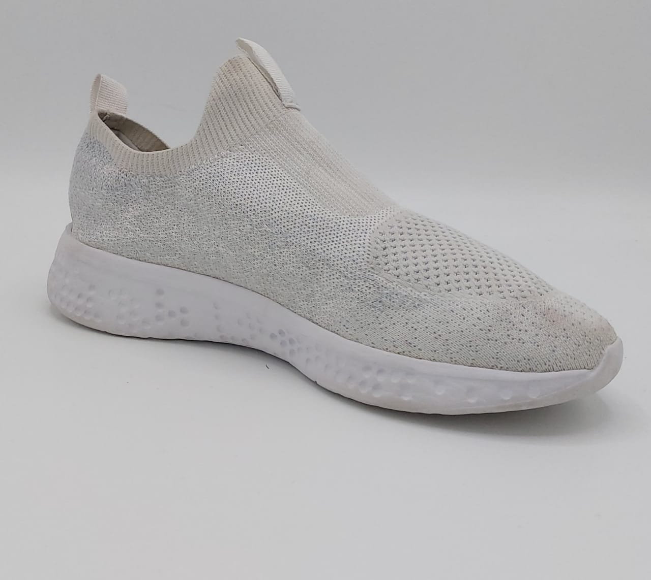 Avia women’s shoes, US 7 EUR 38, excellent condition lightweight cushioned casual footwear.
