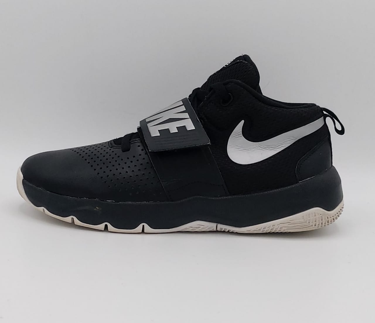 Nike Team Hustle 08 basketball shoes, US 6 UK 5.5 EUR 38.5, excellent condition cushioned court footwear.