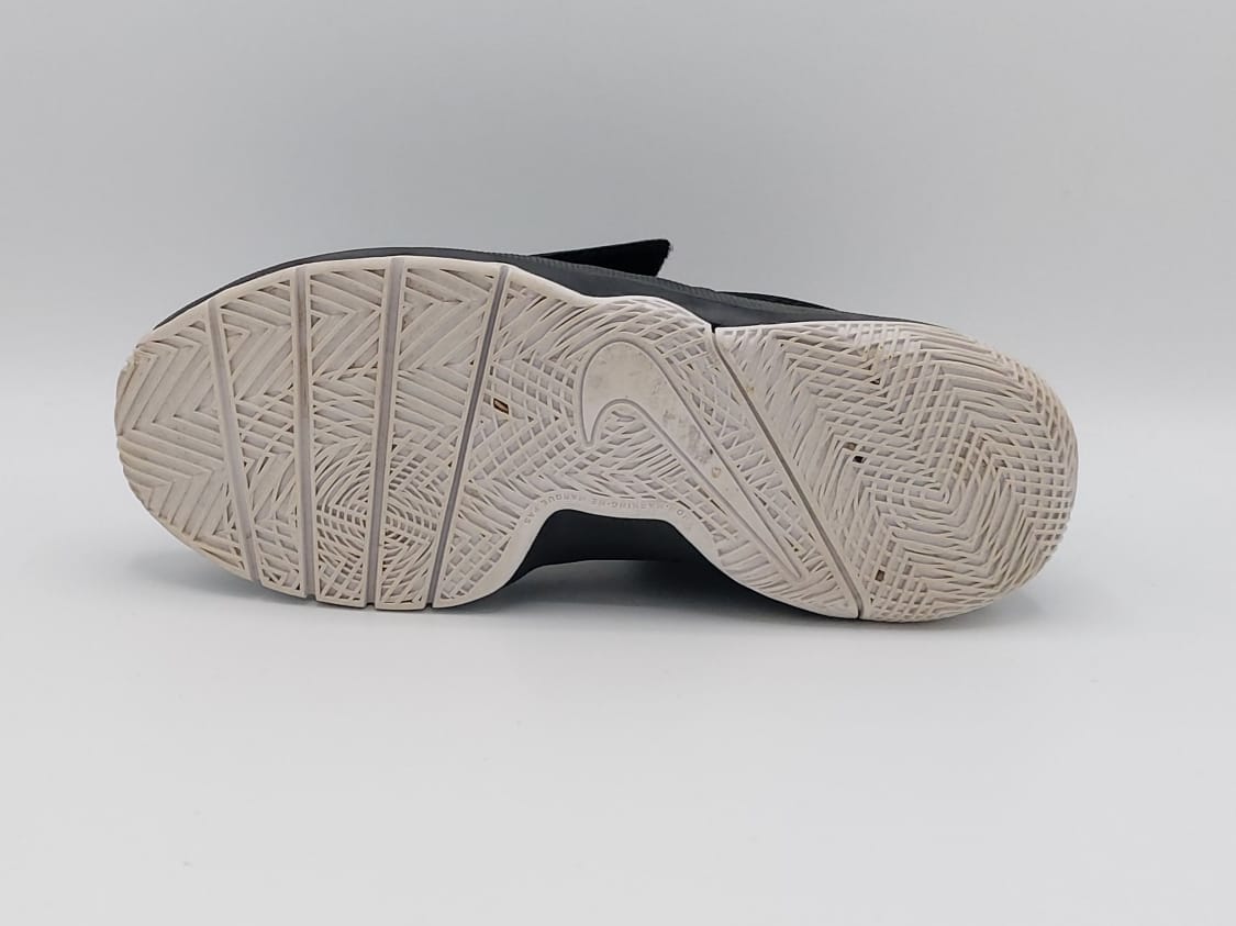 Nike Team Hustle 08 basketball shoes, US 6 UK 5.5 EUR 38.5, excellent condition cushioned court footwear.