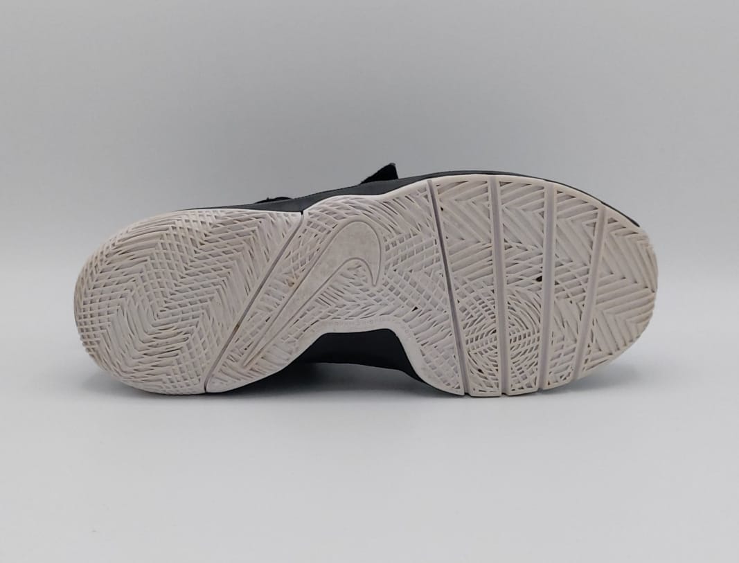Nike Team Hustle 08 basketball shoes, US 6 UK 5.5 EUR 38.5, excellent condition cushioned court footwear.