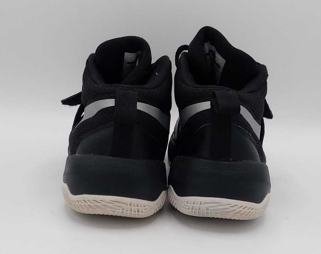 Nike Team Hustle 08 basketball shoes, US 6 UK 5.5 EUR 38.5, excellent condition cushioned court footwear.
