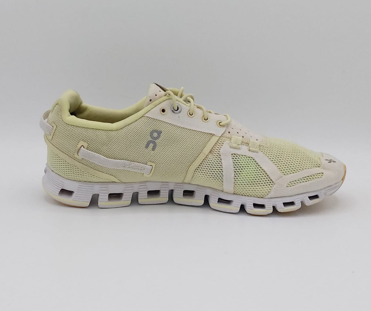 On Cloud women’s running shoes, US 7.5 UK 5.5 EUR 38.5, good condition lightweight cushioned footwear.