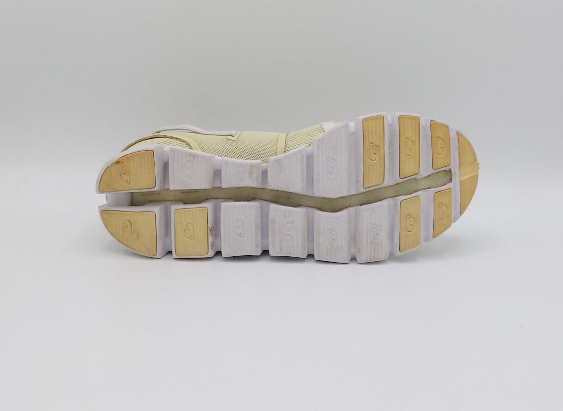 On Cloud women’s running shoes, US 7.5 UK 5.5 EUR 38.5, good condition lightweight cushioned footwear.
