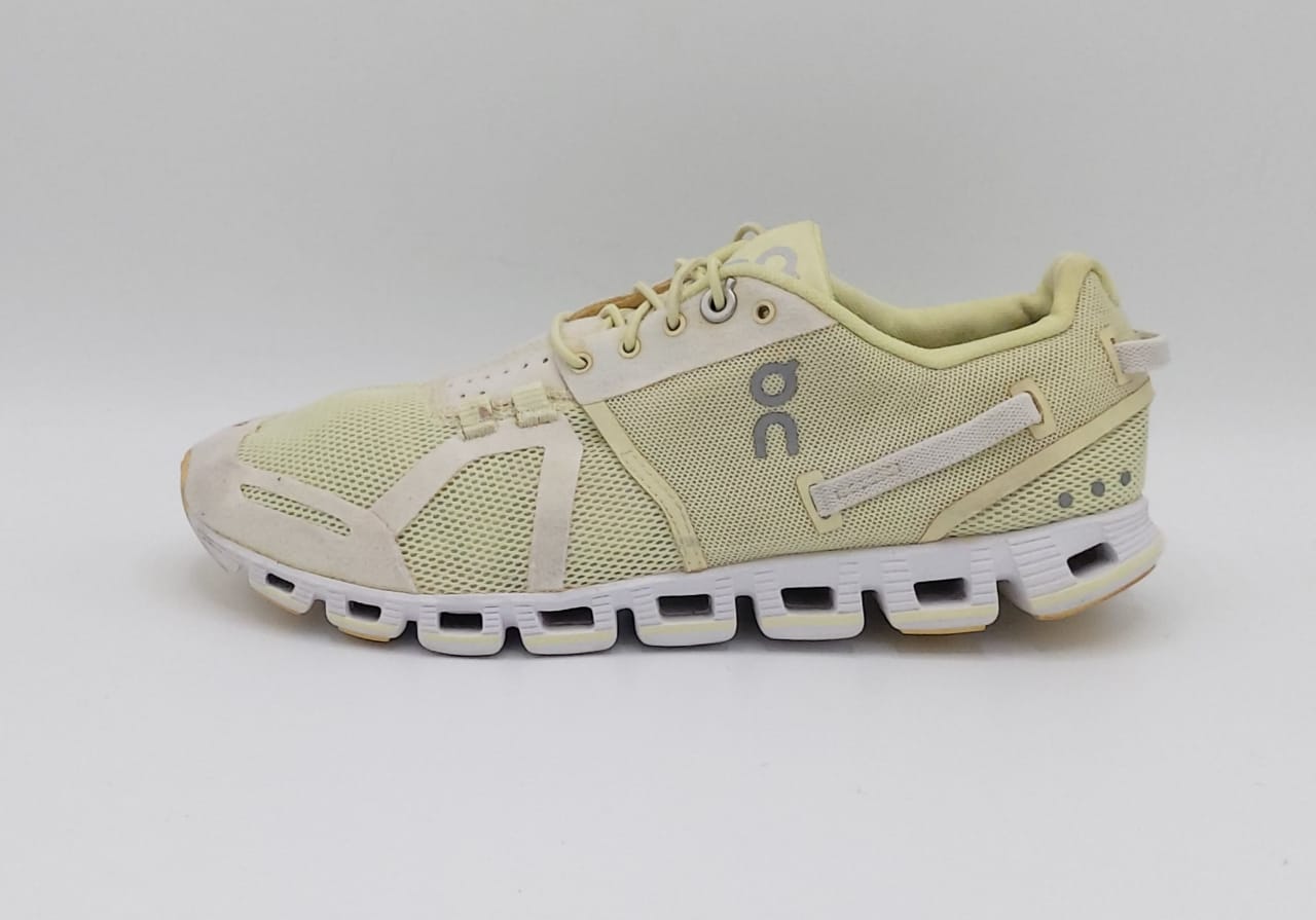 On Cloud women’s running shoes, US 7.5 UK 5.5 EUR 38.5, good condition lightweight cushioned footwear.
