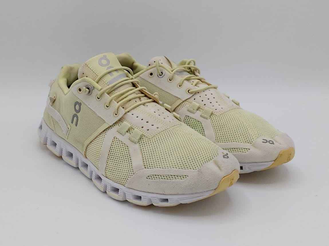 On Cloud women’s running shoes, US 7.5 UK 5.5 EUR 38.5, good condition lightweight cushioned footwear.