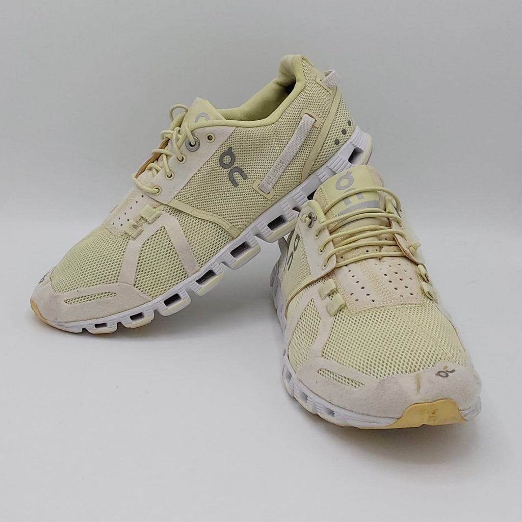 On Cloud women’s running shoes, US 7.5 UK 5.5 EUR 38.5, good condition lightweight cushioned footwear.