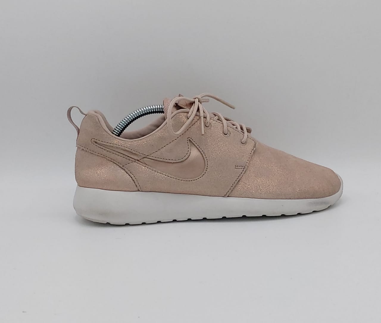 Nike Roshe One sneakers, US 8 UK 5.5 EUR 39, premium condition lightweight casual footwear.