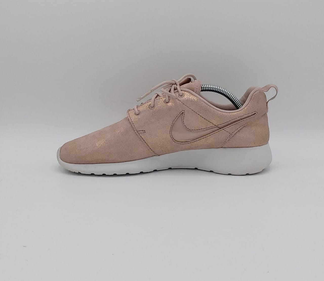 Nike Roshe One sneakers, US 8 UK 5.5 EUR 39, premium condition lightweight casual footwear.