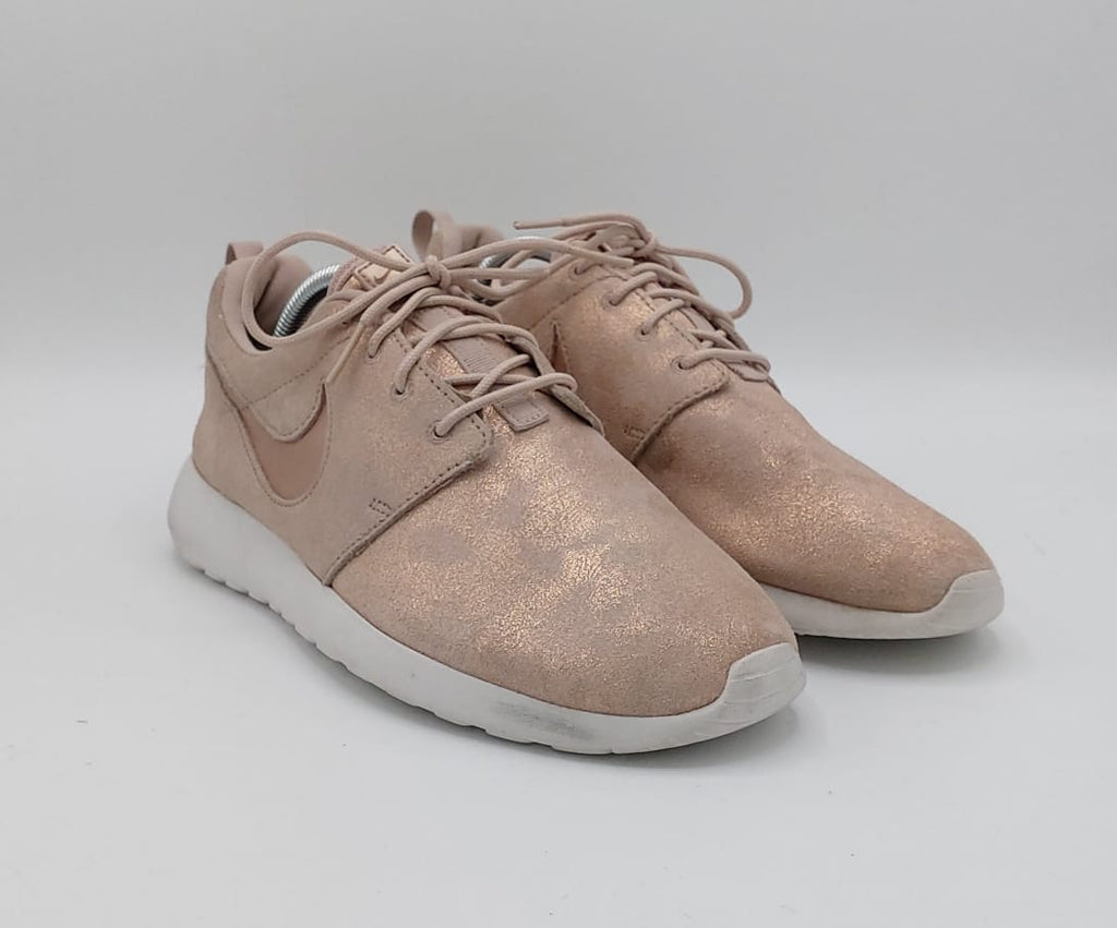 Nike Roshe One sneakers, US 8 UK 5.5 EUR 39, premium condition lightweight casual footwear.