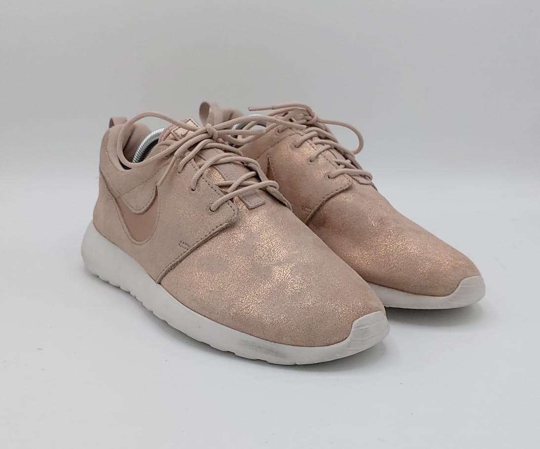 Nike Roshe One sneakers, US 8 UK 5.5 EUR 39, premium condition lightweight casual footwear.