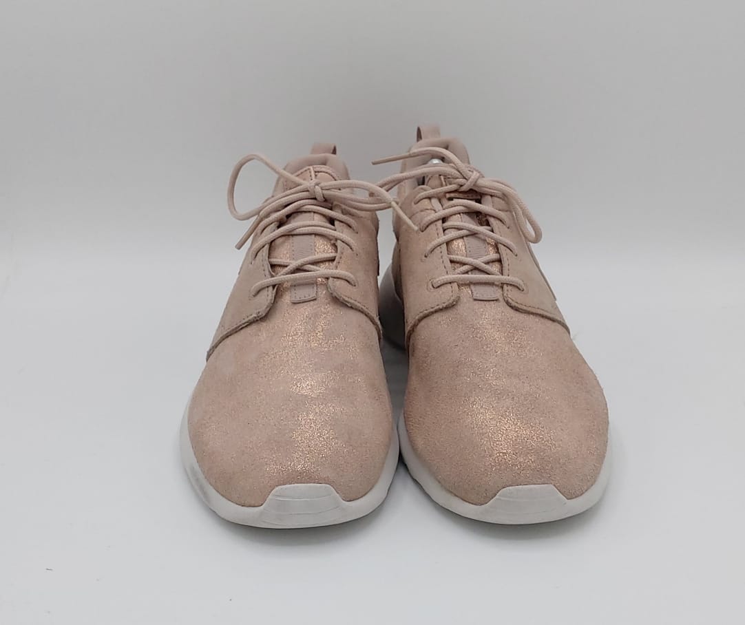 Nike Roshe One sneakers, US 8 UK 5.5 EUR 39, premium condition lightweight casual footwear.