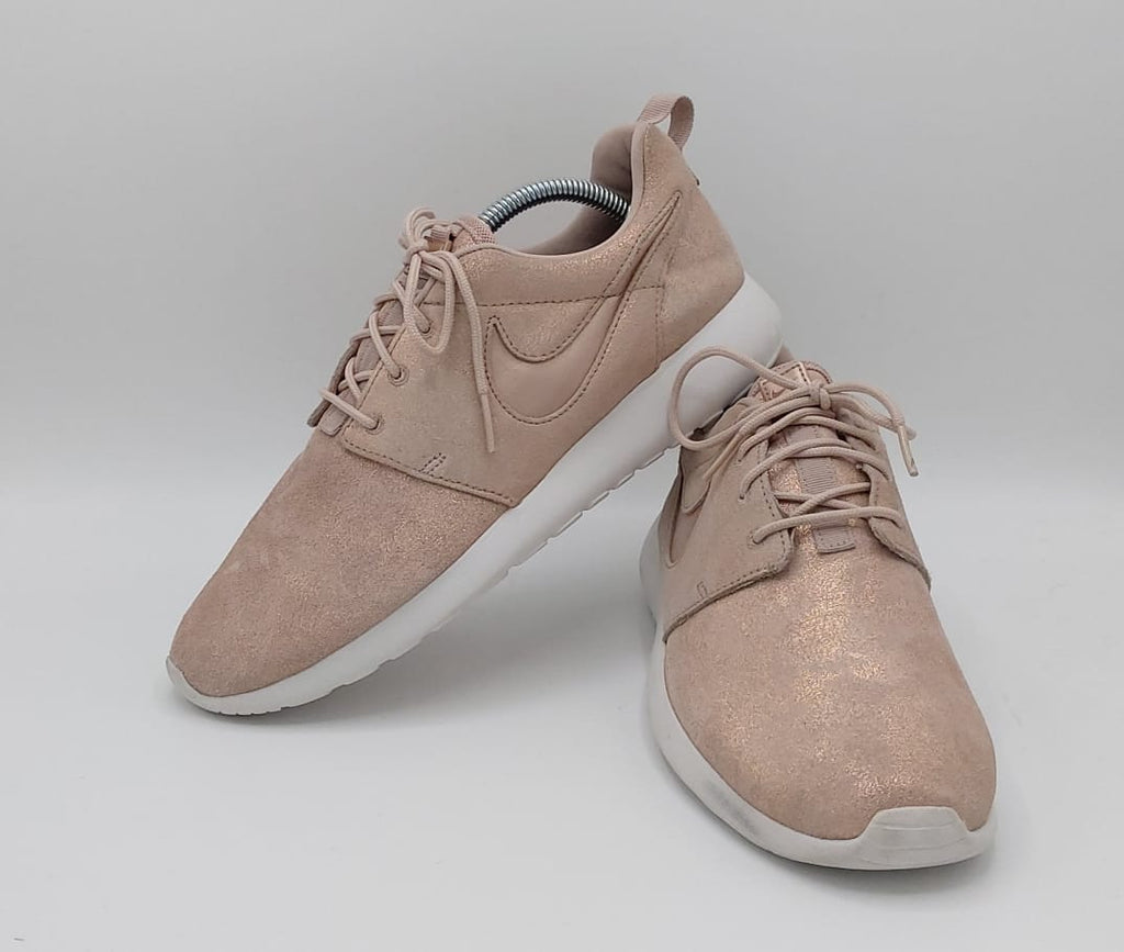 Nike Roshe One sneakers, US 8 UK 5.5 EUR 39, premium condition lightweight casual footwear.