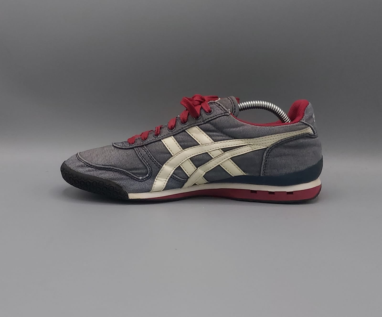 Asics Onitsuka Tiger shoes, US 8 EUR 41.5, excellent condition lightweight classic sneakers.