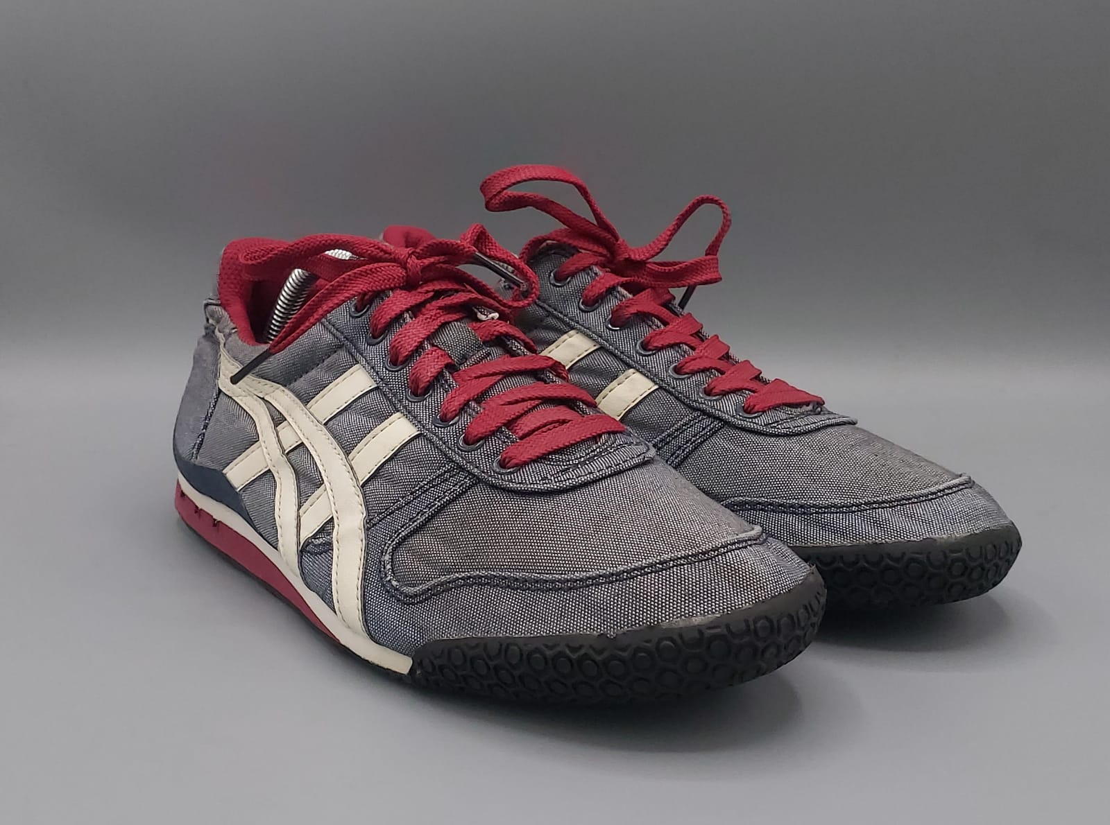 Asics Onitsuka Tiger shoes, US 8 EUR 41.5, excellent condition lightweight classic sneakers.