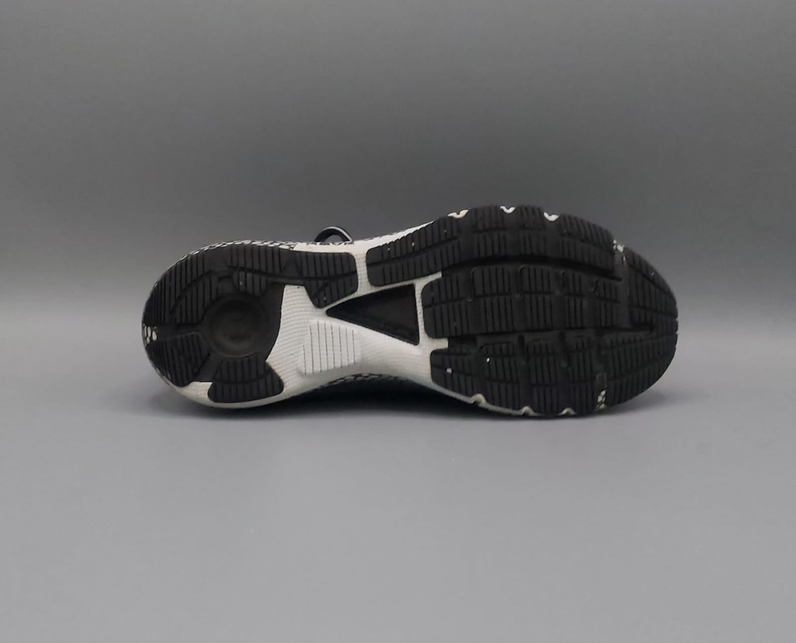 Under Armour HOVR Machina running shoes, size US 8.5 UK 6 EUR 40, premium condition performance footwear.