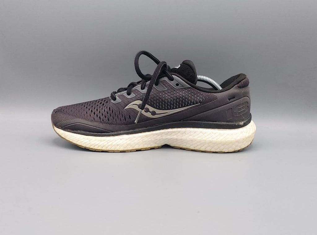 Saucony Triumph 18 running shoes, US 8.5 UK 7.5 EUR 42, excellent condition cushioned premium running footwear.