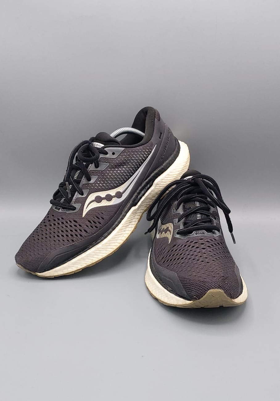 Saucony Triumph 18 running shoes, US 8.5 UK 7.5 EUR 42, excellent condition cushioned premium running footwear.