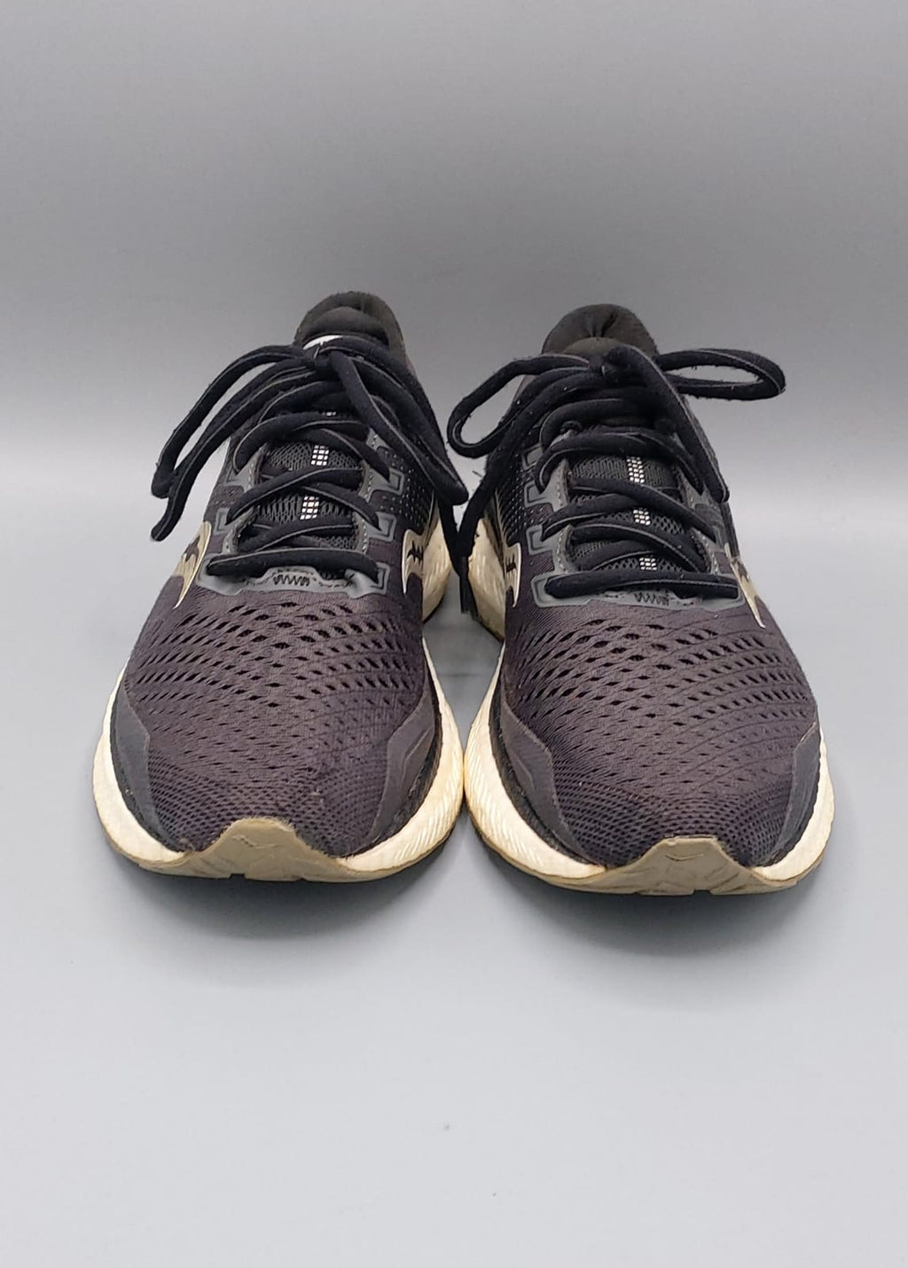 Saucony Triumph 18 running shoes, US 8.5 UK 7.5 EUR 42, excellent condition cushioned premium running footwear.