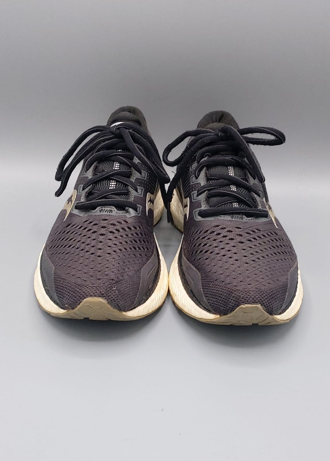 Saucony Triumph 18 running shoes, US 8.5 UK 7.5 EUR 42, excellent condition cushioned premium running footwear.