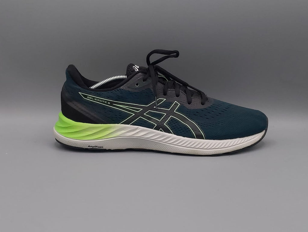 ASICS Gel Excite 8 shoes, US 10 EUR 44, premium condition cushioned running footwear.