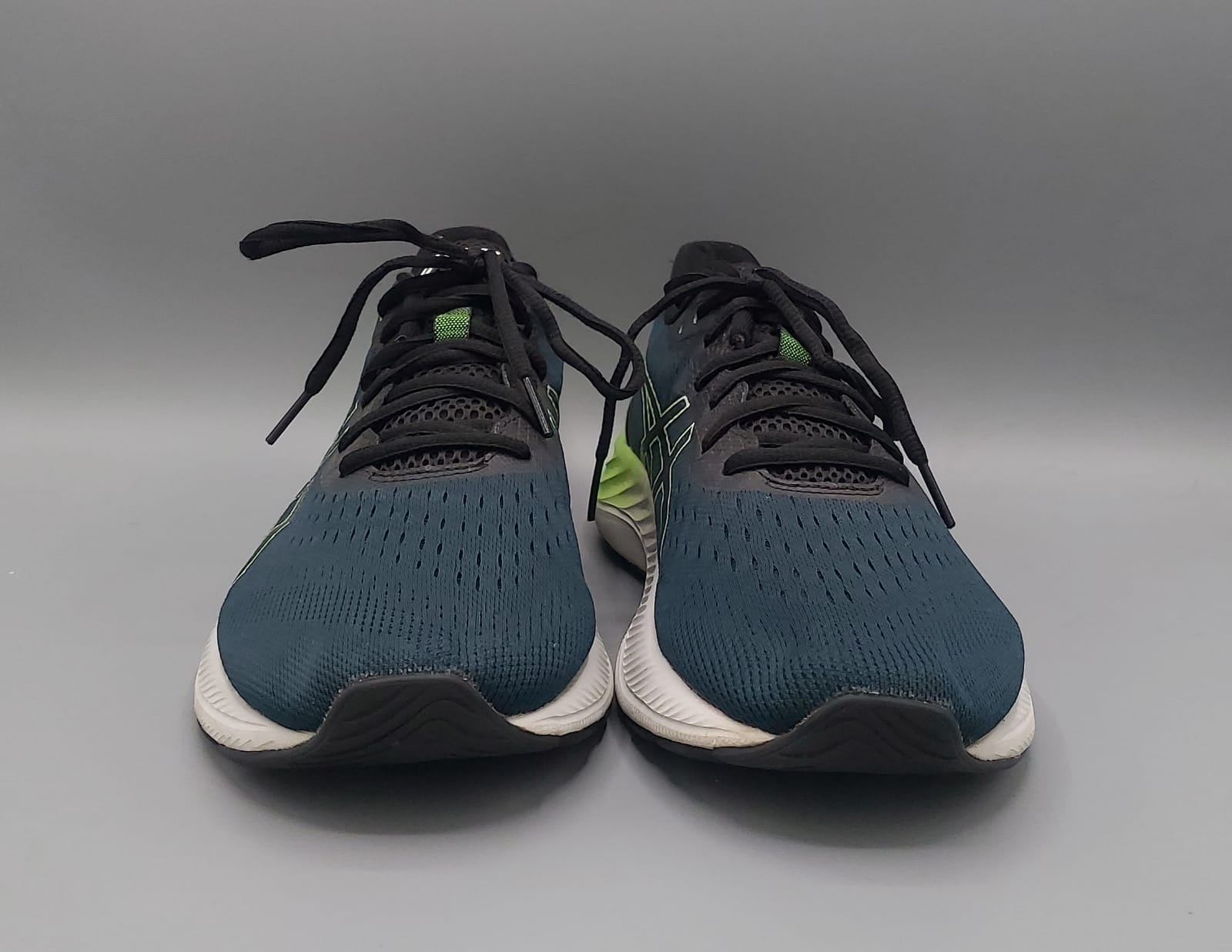 ASICS Gel Excite 8 shoes, US 10 EUR 44, premium condition cushioned running footwear.