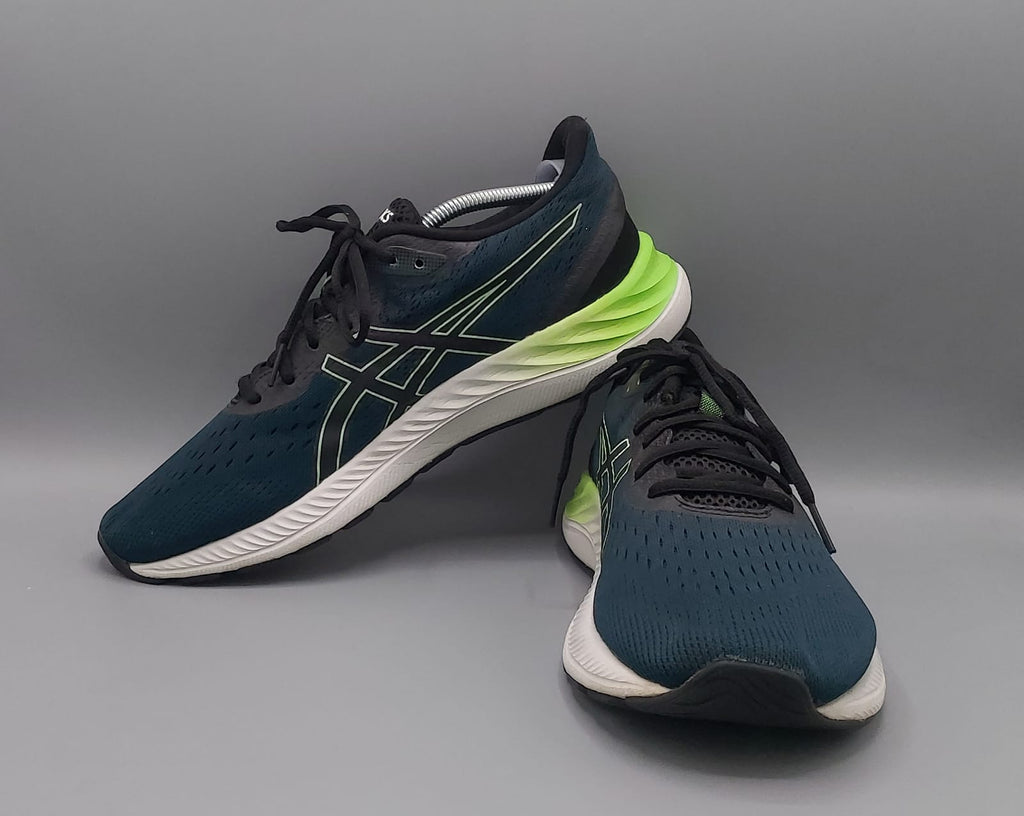 ASICS Gel Excite 8 shoes, US 10 EUR 44, premium condition cushioned running footwear.