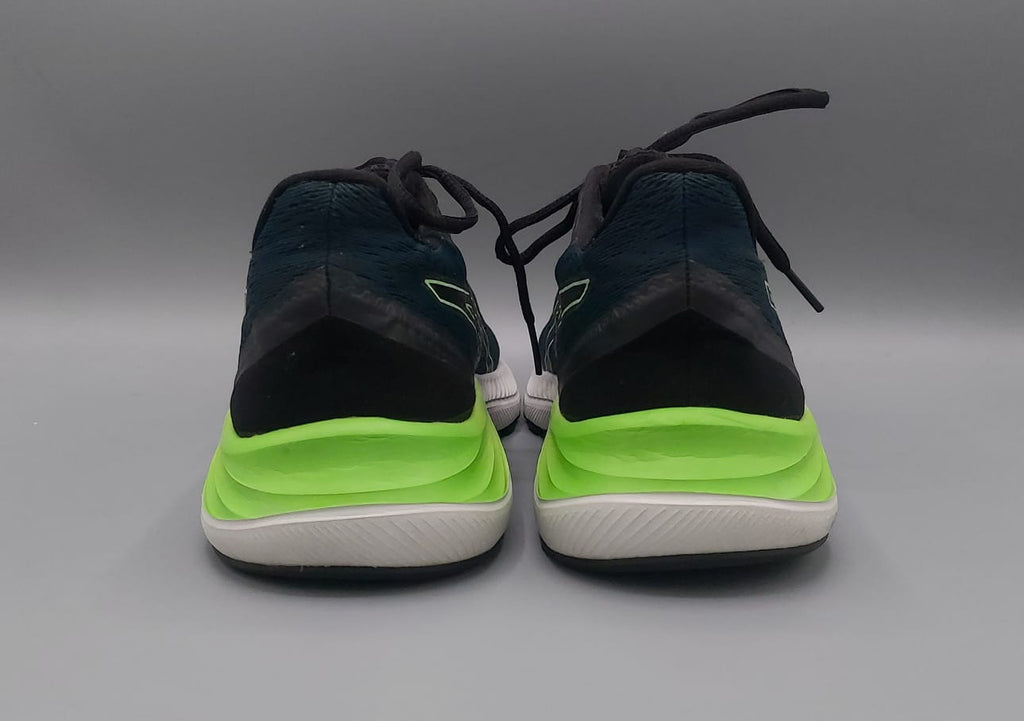 ASICS Gel Excite 8 shoes, US 10 EUR 44, premium condition cushioned running footwear.
